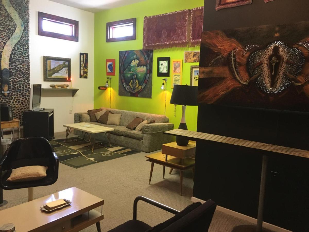Space Castle: A 1950S Gas Station Transformed Into An Art Themed Wonderland Трут ор Консекуенсес Екстериор снимка