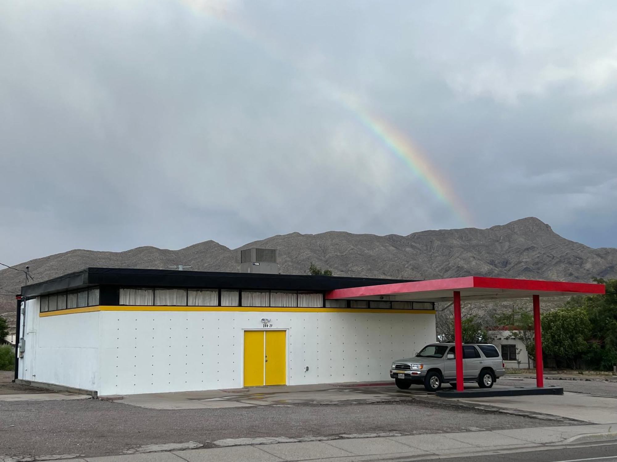 Space Castle: A 1950S Gas Station Transformed Into An Art Themed Wonderland Трут ор Консекуенсес Екстериор снимка